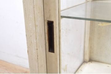 和製アンティーク　ペイント仕上げ限定　ペンキの風合いがシャビーな雰囲気を高める三面ガラス収納棚(ガラスケース、サイドボード、飾り棚、陳列棚、戸棚、キャビネット、店舗什器)(R-065795)