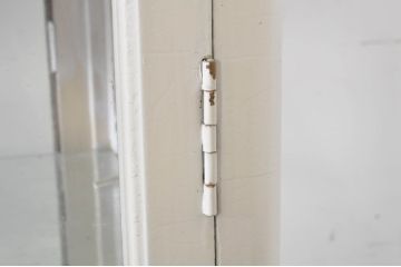 和製アンティーク　幅狭サイズが取り入れやすい!ホワイトカラーがお洒落な四面ガラスのケビントガラスケース(ショーケース、デンタルケース、デンタルキャビネット、陳列棚、飾り棚、収納棚、戸棚、店舗什器)(R-065800)