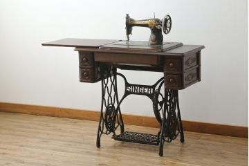 ジャンク品　イギリスアンティーク　SINGER(シンガー)社　置くだけで絵になる素敵な足踏みミシン(シンガーミシン、ミシンテーブル、ミシン台、工業用ミシン、サイドテーブル、ディスプレイ、英国)(R-065801)