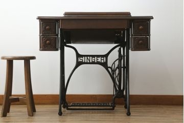 ジャンク品　イギリスアンティーク　SINGER(シンガー)社　置くだけで絵になる素敵な足踏みミシン(シンガーミシン、ミシンテーブル、ミシン台、工業用ミシン、サイドテーブル、ディスプレイ、英国)(R-065801)