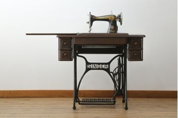 ジャンク品　イギリスアンティーク　SINGER(シンガー)社　置くだけで絵になる素敵な足踏みミシン(シンガーミシン、ミシンテーブル、ミシン台、工業用ミシン、サイドテーブル、ディスプレイ、英国)(R-065801)
