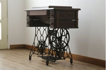 ジャンク品　イギリスアンティーク　SINGER(シンガー)社　置くだけで絵になる素敵な足踏みミシン(シンガーミシン、ミシンテーブル、ミシン台、工業用ミシン、サイドテーブル、ディスプレイ、英国)(R-065801)