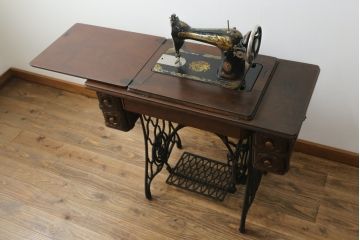 ジャンク品　イギリスアンティーク　SINGER(シンガー)社　置くだけで絵になる素敵な足踏みミシン(シンガーミシン、ミシンテーブル、ミシン台、工業用ミシン、サイドテーブル、ディスプレイ、英国)(R-065801)