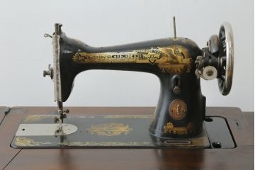 ジャンク品　イギリスアンティーク　SINGER(シンガー)社　置くだけで絵になる素敵な足踏みミシン(シンガーミシン、ミシンテーブル、ミシン台、工業用ミシン、サイドテーブル、ディスプレイ、英国)(R-065801)