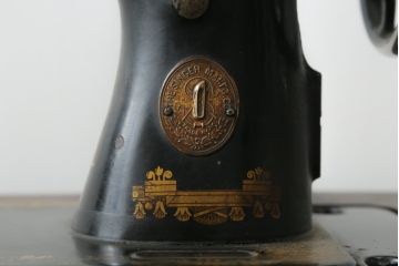 ジャンク品　イギリスアンティーク　SINGER(シンガー)社　置くだけで絵になる素敵な足踏みミシン(シンガーミシン、ミシンテーブル、ミシン台、工業用ミシン、サイドテーブル、ディスプレイ、英国)(R-065801)