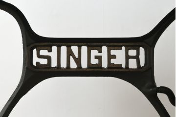 ジャンク品　イギリスアンティーク　SINGER(シンガー)社　置くだけで絵になる素敵な足踏みミシン(シンガーミシン、ミシンテーブル、ミシン台、工業用ミシン、サイドテーブル、ディスプレイ、英国)(R-065801)