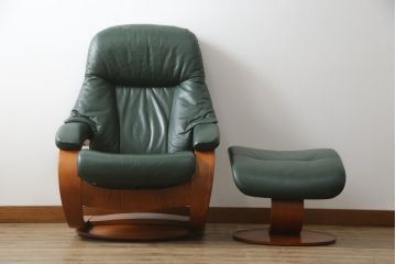 中古　牛本革　ノルウェー　Hjellegjerde(イエリアーダ社)　ノーザンコンフォート　優雅なくつろぎの時間におすすめのリクライニングチェア&オットマン(椅子、アームチェア、フットスツール、北欧、1人掛けソファ)(検索ワード:エコーネス、EKORNES、ストレスレスチェア)(定価約31万円)(R-065805)