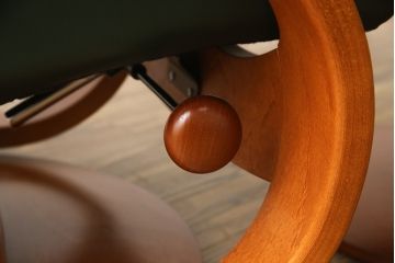 中古　牛本革　ノルウェー　Hjellegjerde(イエリアーダ社)　ノーザンコンフォート　優雅なくつろぎの時間におすすめのリクライニングチェア&オットマン(椅子、アームチェア、フットスツール、北欧、1人掛けソファ)(検索ワード:エコーネス、EKORNES、ストレスレスチェア)(定価約31万円)(R-065805)