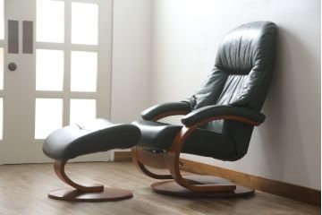 中古　牛本革　ノルウェー　Hjellegjerde(イエリアーダ社)　ノーザンコンフォート　優雅なくつろぎの時間におすすめのリクライニングチェア&オットマン(椅子、アームチェア、フットスツール、北欧、1人掛けソファ)(検索ワード:エコーネス、EKORNES、ストレスレスチェア)(定価約31万円)(R-065805)