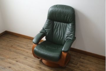 中古　牛本革　ノルウェー　Hjellegjerde(イエリアーダ社)　ノーザンコンフォート　優雅なくつろぎの時間におすすめのリクライニングチェア&オットマン(椅子、アームチェア、フットスツール、北欧、1人掛けソファ)(検索ワード:エコーネス、EKORNES、ストレスレスチェア)(定価約31万円)(R-065805)