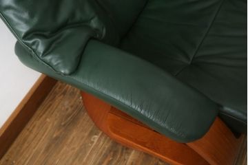 中古　牛本革　ノルウェー　Hjellegjerde(イエリアーダ社)　ノーザンコンフォート　優雅なくつろぎの時間におすすめのリクライニングチェア&オットマン(椅子、アームチェア、フットスツール、北欧、1人掛けソファ)(検索ワード:エコーネス、EKORNES、ストレスレスチェア)(定価約31万円)(R-065805)