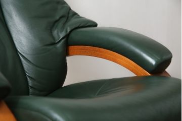 中古　牛本革　ノルウェー　Hjellegjerde(イエリアーダ社)　ノーザンコンフォート　優雅なくつろぎの時間におすすめのリクライニングチェア&オットマン(椅子、アームチェア、フットスツール、北欧、1人掛けソファ)(検索ワード:エコーネス、EKORNES、ストレスレスチェア)(定価約31万円)(R-065805)