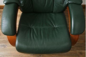 中古　牛本革　ノルウェー　Hjellegjerde(イエリアーダ社)　ノーザンコンフォート　優雅なくつろぎの時間におすすめのリクライニングチェア&オットマン(椅子、アームチェア、フットスツール、北欧、1人掛けソファ)(検索ワード:エコーネス、EKORNES、ストレスレスチェア)(定価約31万円)(R-065805)