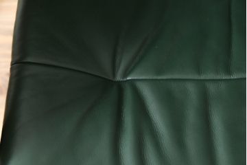 中古　牛本革　ノルウェー　Hjellegjerde(イエリアーダ社)　ノーザンコンフォート　優雅なくつろぎの時間におすすめのリクライニングチェア&オットマン(椅子、アームチェア、フットスツール、北欧、1人掛けソファ)(検索ワード:エコーネス、EKORNES、ストレスレスチェア)(定価約31万円)(R-065805)