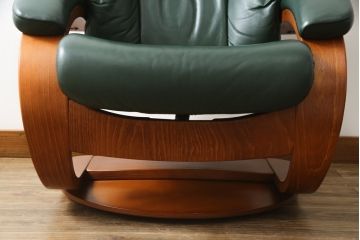 中古　牛本革　ノルウェー　Hjellegjerde(イエリアーダ社)　ノーザンコンフォート　優雅なくつろぎの時間におすすめのリクライニングチェア&オットマン(椅子、アームチェア、フットスツール、北欧、1人掛けソファ)(検索ワード:エコーネス、EKORNES、ストレスレスチェア)(定価約31万円)(R-065805)