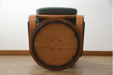 中古　牛本革　ノルウェー　Hjellegjerde(イエリアーダ社)　ノーザンコンフォート　優雅なくつろぎの時間におすすめのリクライニングチェア&オットマン(椅子、アームチェア、フットスツール、北欧、1人掛けソファ)(検索ワード:エコーネス、EKORNES、ストレスレスチェア)(定価約31万円)(R-065805)