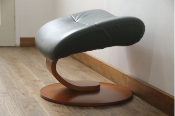 中古　牛本革　ノルウェー　Hjellegjerde(イエリアーダ社)　ノーザンコンフォート　優雅なくつろぎの時間におすすめのリクライニングチェア&オットマン(椅子、アームチェア、フットスツール、北欧、1人掛けソファ)(検索ワード:エコーネス、EKORNES、ストレスレスチェア)(定価約31万円)(R-065805)