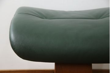 中古　牛本革　ノルウェー　Hjellegjerde(イエリアーダ社)　ノーザンコンフォート　優雅なくつろぎの時間におすすめのリクライニングチェア&オットマン(椅子、アームチェア、フットスツール、北欧、1人掛けソファ)(検索ワード:エコーネス、EKORNES、ストレスレスチェア)(定価約31万円)(R-065805)