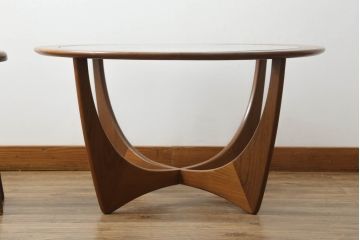イギリスヴィンテージ　G-PLAN(ジープラン)　北欧家具　脚のデザインがおしゃれ!空間のアクセントになるガラストップラウンドテーブル(センターテーブル、コーヒーテーブル、サイドテーブル、ローテーブル、ビンテージ、英国)(R-065814)