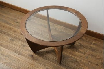 イギリスヴィンテージ　G-PLAN(ジープラン)　北欧家具　脚のデザインがおしゃれ!空間のアクセントになるガラストップラウンドテーブル(センターテーブル、コーヒーテーブル、サイドテーブル、ローテーブル、ビンテージ、英国)(R-065814)