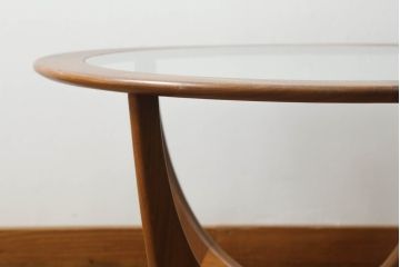 イギリスヴィンテージ　G-PLAN(ジープラン)　北欧家具　脚のデザインがおしゃれ!空間のアクセントになるガラストップラウンドテーブル(センターテーブル、コーヒーテーブル、サイドテーブル、ローテーブル、ビンテージ、英国)(R-065814)