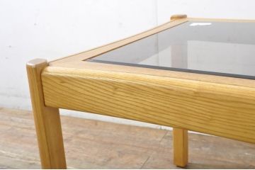 イギリスビンテージ　希少モデル　ERCOL(アーコール)　わずかに弧を描く天板が優しい雰囲気を醸し出すガラストップセンターテーブル(ローテーブル、リビングテーブル、英国、ヴィンテージ)(R-065815)