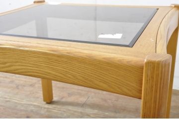 イギリスビンテージ　希少モデル　ERCOL(アーコール)　わずかに弧を描く天板が優しい雰囲気を醸し出すガラストップセンターテーブル(ローテーブル、リビングテーブル、英国、ヴィンテージ)(R-065815)