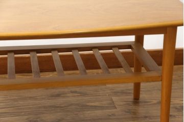 イギリスビンテージ　ゆるやかにカーブした天板でデザインがお洒落なセンターテーブル(リビングテーブル、ローテーブル、英国、ヴィンテージ)(R-065828)