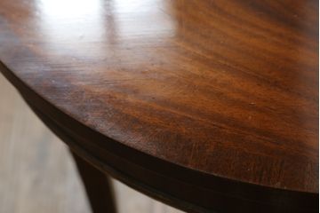 イギリスアンティーク　マホガニー材　小振りなサイズが取り入れやすいハーフムーンサイドテーブル(半月型、半円、コンソールテーブル、花台、飾り台、英国)(R-065835)