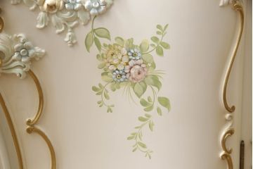 中古　イタリア高級家具　SILIK(シリック)　幅約3mの特大サイズ!!　ロココ調の華やかな装飾が美しいサイドボード(収納棚、戸棚、サイドキャビネット、コンソールテーブル)(定価約200万円)(R-065838)