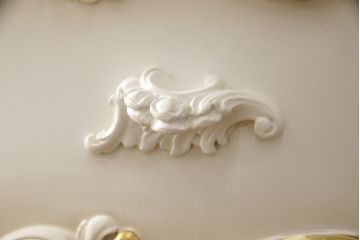 中古　イタリア高級家具　SILIK(シリック)　幅約3mの特大サイズ!!　ロココ調の華やかな装飾が美しいサイドボード(収納棚、戸棚、サイドキャビネット、コンソールテーブル)(定価約200万円)(R-065838)