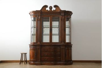 中古　海外輸入家具　universalfurniture(ユニバーサル)　ロココ調　エレガントな空間を演出する豪華なキャビネット(ディスプレイ棚、飾り棚、収納棚、戸棚、コレクションケース)(R-065840)