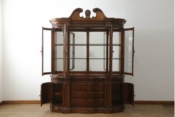 中古　海外輸入家具　universalfurniture(ユニバーサル)　ロココ調　エレガントな空間を演出する豪華なキャビネット(ディスプレイ棚、飾り棚、収納棚、戸棚、コレクションケース)(R-065840)