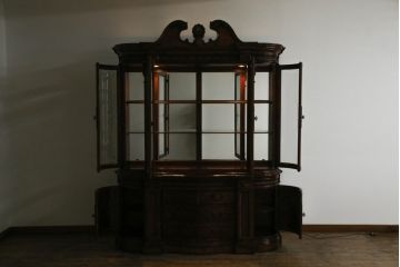 中古　海外輸入家具　universalfurniture(ユニバーサル)　ロココ調　エレガントな空間を演出する豪華なキャビネット(ディスプレイ棚、飾り棚、収納棚、戸棚、コレクションケース)(R-065840)