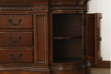 中古　海外輸入家具　universalfurniture(ユニバーサル)　ロココ調　エレガントな空間を演出する豪華なキャビネット(ディスプレイ棚、飾り棚、収納棚、戸棚、コレクションケース)(R-065840)
