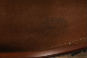 中古　海外輸入家具　universalfurniture(ユニバーサル)　ロココ調　エレガントな空間を演出する豪華なキャビネット(ディスプレイ棚、飾り棚、収納棚、戸棚、コレクションケース)(R-065840)