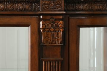 中古　海外輸入家具　universalfurniture(ユニバーサル)　ロココ調　エレガントな空間を演出する豪華なキャビネット(ディスプレイ棚、飾り棚、収納棚、戸棚、コレクションケース)(R-065840)