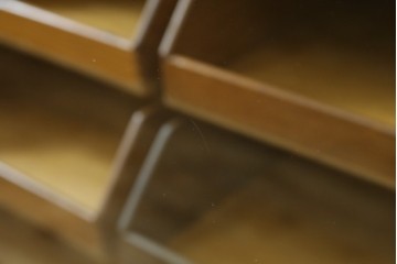 イギリスアンティーク　ブラックカラーの脚付きデザインがお洒落なシャツケース　(R-065841)