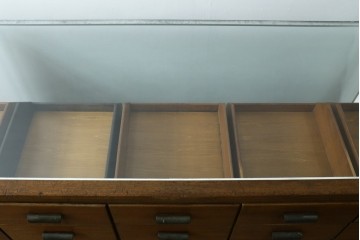 イギリスアンティーク　ブラックカラーの脚付きデザインがお洒落なシャツケース　(R-065841)