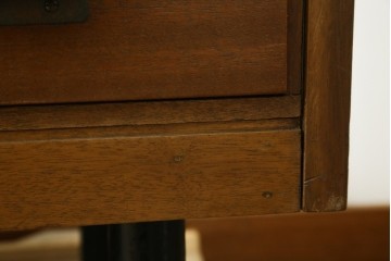 イギリスアンティーク　ブラックカラーの脚付きデザインがお洒落なシャツケース　(R-065841)