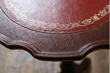 イギリスビンテージ　レザートップが目を惹くワインテーブル(サイドテーブル、コーヒーテーブル、カフェテーブル、丸テーブル、ラウンドテーブル、花台、英国、ヴィンテージ)(R-065843)