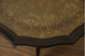 イギリスアンティーク　クラシカルな佇まいが魅力のレザートップワインテーブル(サイドテーブル、コーヒーテーブル、カフェテーブル、丸テーブル、ラウンドテーブル、花台、英国)(R-065844)