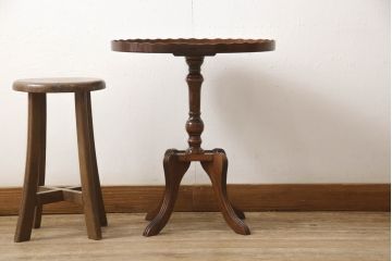 イギリスビンテージ　イギリス高級家具　象嵌入り　波打つ曲線デザインが上品なワインテーブル(サイドテーブル、コーヒーテーブル、カフェテーブル、丸テーブル、ラウンドテーブル、花台、ヴィンテージ、英国)(R-065846)