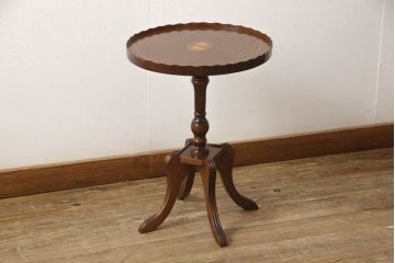 イギリスビンテージ　イギリス高級家具　象嵌入り　波打つ曲線デザインが上品なワインテーブル(サイドテーブル、コーヒーテーブル、カフェテーブル、丸テーブル、ラウンドテーブル、花台、ヴィンテージ、英国)(R-065846)