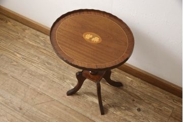 イギリスビンテージ　イギリス高級家具　象嵌入り　波打つ曲線デザインが上品なワインテーブル(サイドテーブル、コーヒーテーブル、カフェテーブル、丸テーブル、ラウンドテーブル、花台、ヴィンテージ、英国)(R-065846)