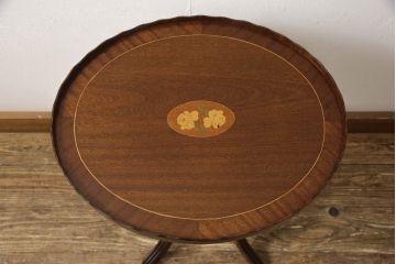 イギリスビンテージ　イギリス高級家具　象嵌入り　波打つ曲線デザインが上品なワインテーブル(サイドテーブル、コーヒーテーブル、カフェテーブル、丸テーブル、ラウンドテーブル、花台、ヴィンテージ、英国)(R-065846)