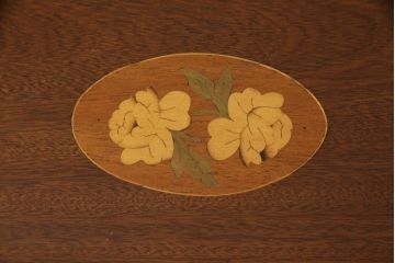 イギリスビンテージ　イギリス高級家具　象嵌入り　波打つ曲線デザインが上品なワインテーブル(サイドテーブル、コーヒーテーブル、カフェテーブル、丸テーブル、ラウンドテーブル、花台、ヴィンテージ、英国)(R-065846)