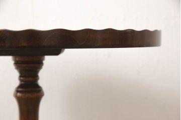 イギリスビンテージ　イギリス高級家具　象嵌入り　波打つ曲線デザインが上品なワインテーブル(サイドテーブル、コーヒーテーブル、カフェテーブル、丸テーブル、ラウンドテーブル、花台、ヴィンテージ、英国)(R-065846)