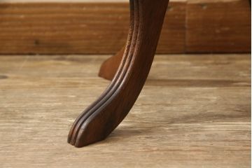 イギリスビンテージ　イギリス高級家具　象嵌入り　波打つ曲線デザインが上品なワインテーブル(サイドテーブル、コーヒーテーブル、カフェテーブル、丸テーブル、ラウンドテーブル、花台、ヴィンテージ、英国)(R-065846)