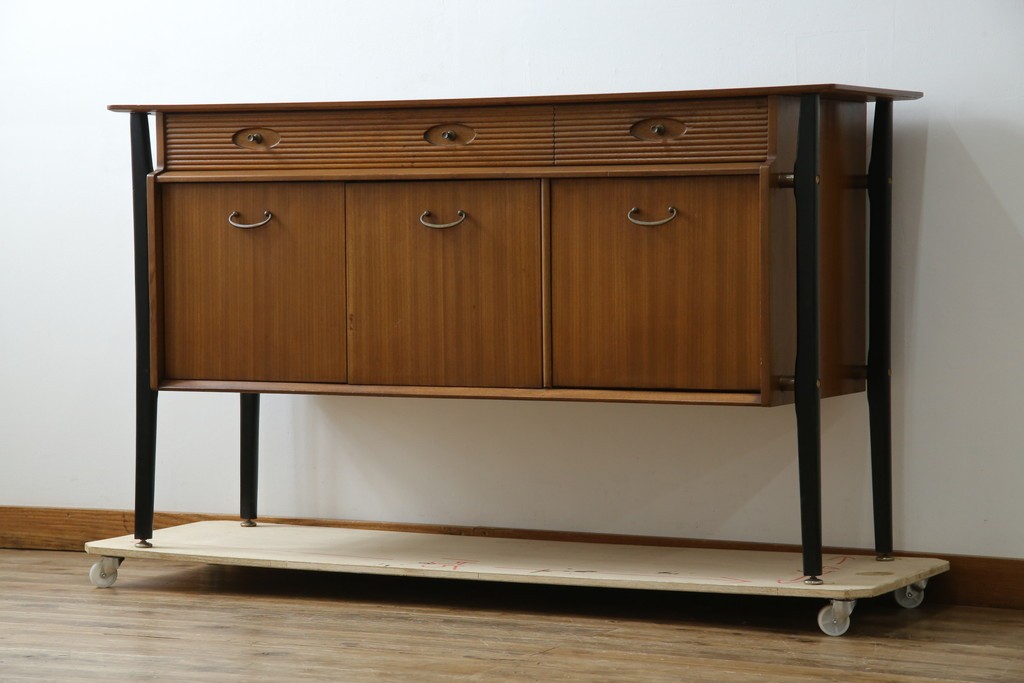 イギリスビンテージ　nathan(ネイサン)社　希少モデル!　チーク材　スタイリッシュなサイドボード　(R-065849)